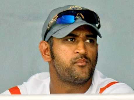 ধোনির বিরুদ্ধে গ্রেফতারি পরোয়ানা